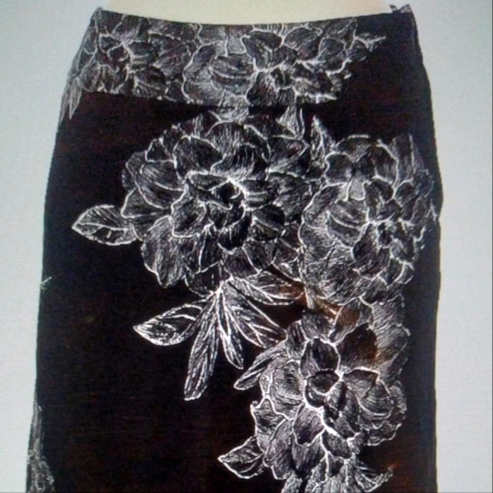 H&M BEAUTIFUL FLORAL BLACK SKIRT